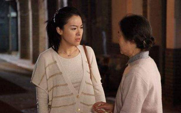 妻子出差，丈夫去哥們家打牌，去廁所時，發現洗衣機里妻子的睡衣