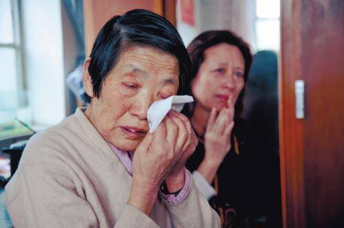 丈夫去世婆婆趕兒媳走，隔天聽到公婆嘀咕，兒媳堅決不搬走