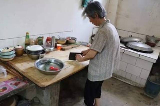 丈夫去世婆婆趕兒媳走，隔天聽到公婆嘀咕，兒媳堅決不搬走