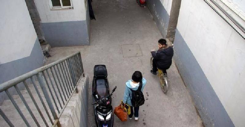 兒子做生意虧了五十萬，父親賣房還債，來到債主家，債主卻跪下了