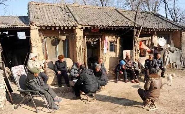 兒子做生意虧了五十萬，父親賣房還債，來到債主家，債主卻跪下了