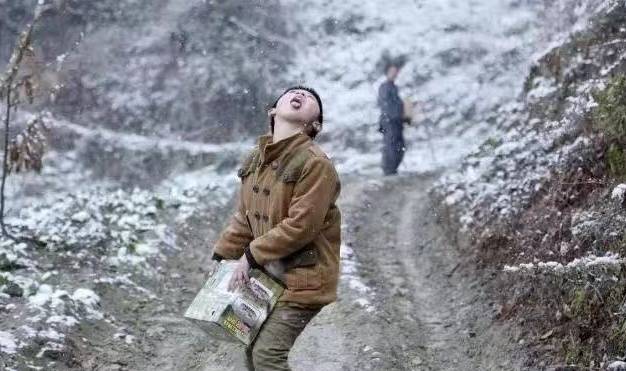 兒子做生意虧了五十萬，父親賣房還債，來到債主家，債主卻跪下了