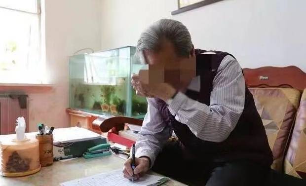 兒子做生意虧了五十萬，父親賣房還債，來到債主家，債主卻跪下了