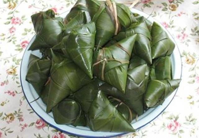 我生兒子婆婆送一包粽子，我嫌難吃扔垃圾桶，保潔送回來，我哭了