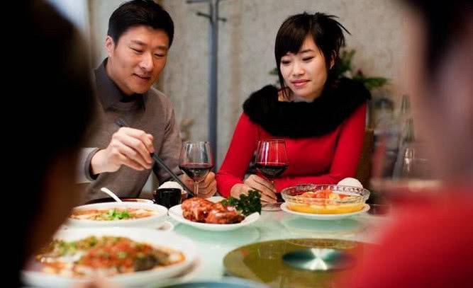 我生兒子婆婆送一包粽子，我嫌難吃扔垃圾桶，保潔送回來，我哭了