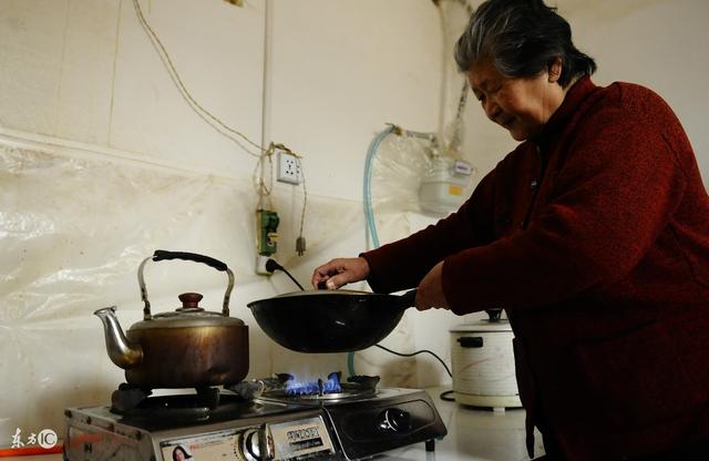 老人在兒子家如保姆，突然發病卻無人管，老人寒心偷偷寫遺囑