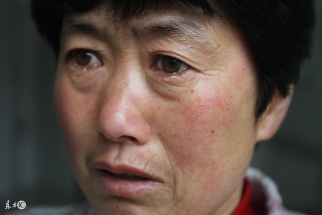 老人在兒子家如保姆，突然發病卻無人管，老人寒心偷偷寫遺囑