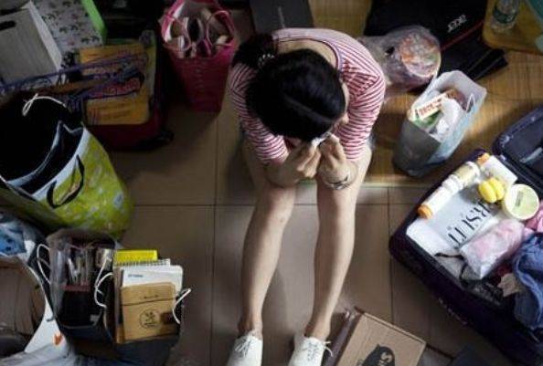 我將閨蜜手機里我老公電話改成我的，隔天我帶人上門砸閨蜜的店