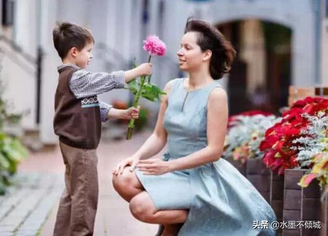 母親撿礦泉水瓶，兒子大喊一聲嚇暈母親，兒子：就是想嚇暈你