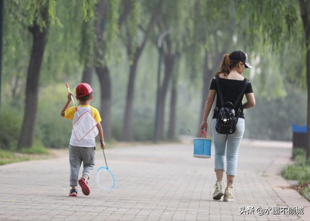 母親撿礦泉水瓶，兒子大喊一聲嚇暈母親，兒子：就是想嚇暈你