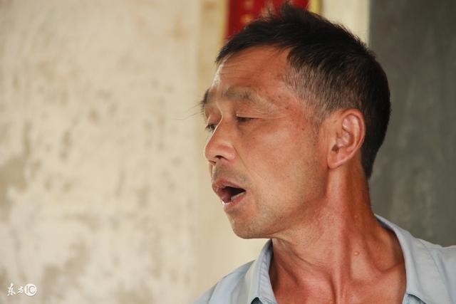 死了十年又出現在村子裡，帶回百萬財產，才知是墳墓竟是假墳