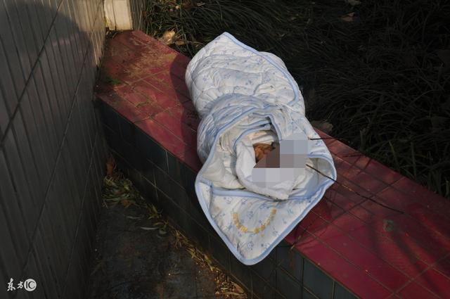 斷腿男人一生未娶，撿個棄嬰作伴，享福之年又病危，他卻說活值了