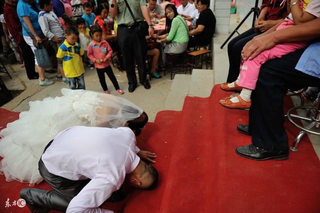 兒子結婚他蓋房又買車，女兒結婚他只送一條被，女兒卻養他一輩子