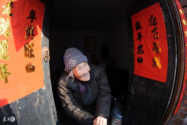 母親過生日，三個孩子都不回來，一傻子卻跑來只為給她端一碗面