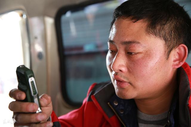 本要開車進城，兒子卻突然哭鬧肚子疼，醫院接到朋友電話一陣後怕