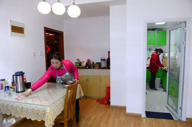 天天跟婆婆吵架，親媽中風接來了婆家，卻看見婆婆居然這樣對親媽