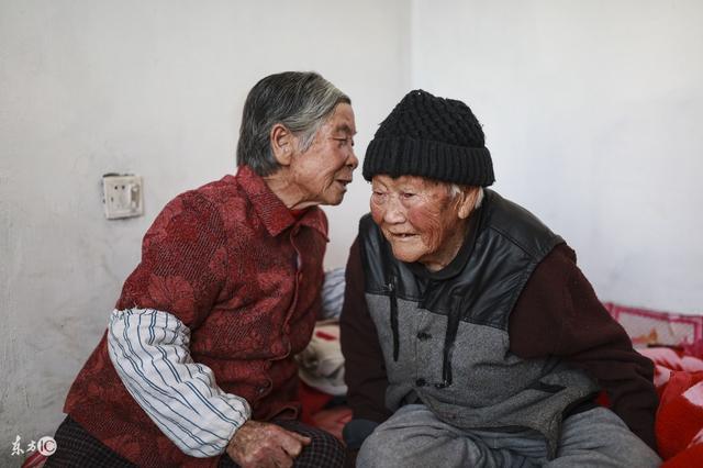 天天跟婆婆吵架，親媽中風接來了婆家，卻看見婆婆居然這樣對親媽