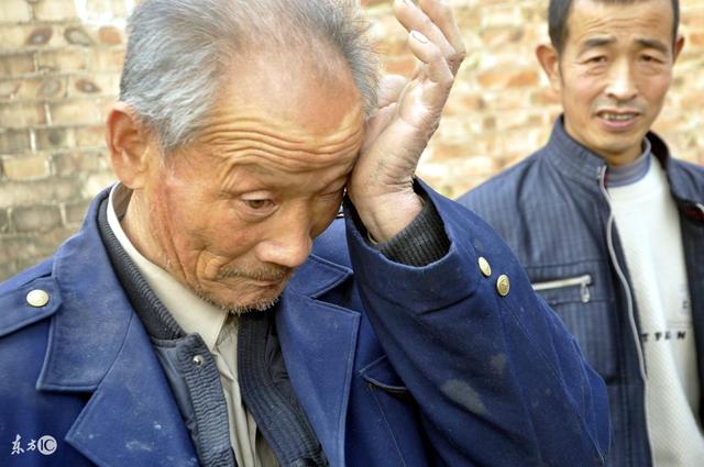 老人丟五百塊錢大哭，他說他撿到了，朋友卻知道他並沒有撿錢