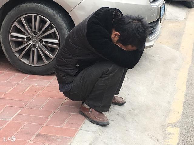 父親意外死亡，外債四十萬他主動攬下，五年後終跪在父親墳前磕頭