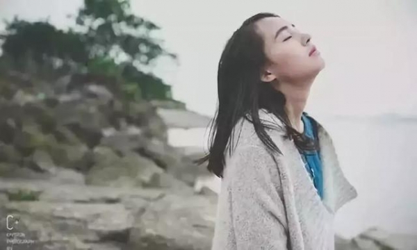 聰明的人才沉默… 記住 看懂不拆穿，看破不說破！ 千萬別以為悶不吭聲的人是 傻子…