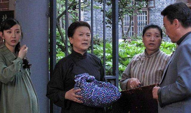 老公偷偷把婆婆房子過戶給小姑子，妻子：請帶著你媽搬出我的房子