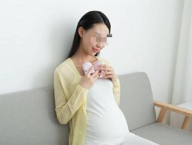 丈夫提前下班，妻子神情古怪，趁她上廁所去臥室打開衣櫃，報警