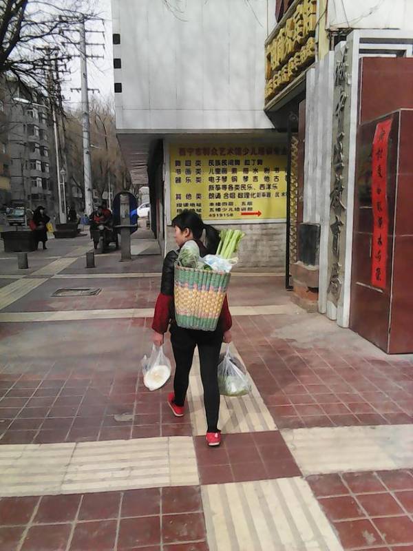下班回家，看到小姑子背著一背簍東西往外走，我轉身就和婆婆大吵