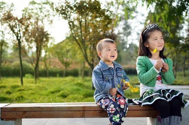 弟弟結婚半年，弟媳把母親趕出門，我接來照顧，一年後他們悔斷腸
