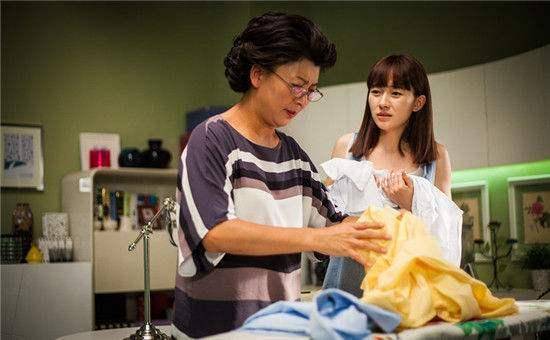 弟弟結婚半年，弟媳把母親趕出門，我接來照顧，一年後他們悔斷腸