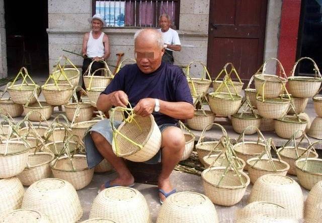 父親臨終想吃肉包子，兒子嫌囉嗦走了，女兒買回來傻了