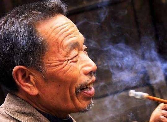 父親臨終想吃肉包子，兒子嫌囉嗦走了，女兒買回來傻了