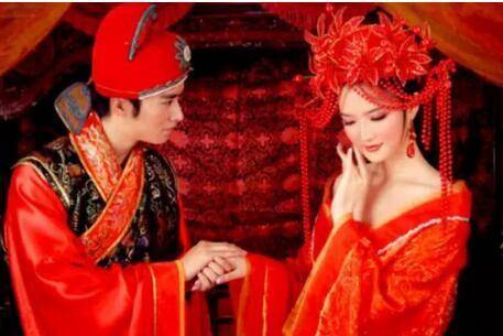 姐姐結婚後不久傻了，姐夫再娶妹妹去祝賀，新娘見到妹妹尖聲大叫