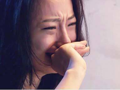 姐姐結婚後不久傻了，姐夫再娶妹妹去祝賀，新娘見到妹妹尖聲大叫