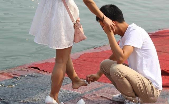 丈夫月薪3千，結婚一年從不給家用，接婆婆來過年，我才知嫁錯人