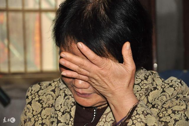 兒子學校打架，哭著打了兒子一巴掌，多年後兒子還了這「一巴掌」