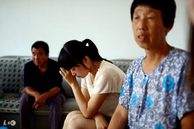 老伴車禍去世，兒女搶著養孤獨的他，一聽沒賠款，反應卻各不同