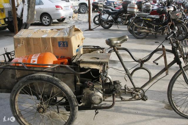 退休老頭剮蹭路邊豪車，司機怒罵老頭讓他賠，老闆出來，傻了