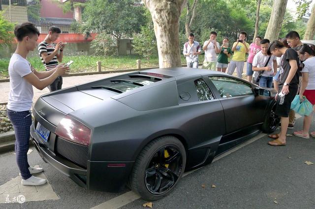 退休老頭剮蹭路邊豪車，司機怒罵老頭讓他賠，老闆出來，傻了