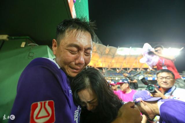 兒子丟了五年，前妻卻突然給他要兒子奶粉錢，他二話不說拿出五萬