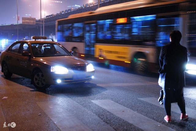 計程車主半夜拉到一對母女，女孩醒了卻一直哭著說要找媽媽