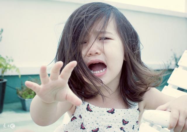 計程車主半夜拉到一對母女，女孩醒了卻一直哭著說要找媽媽