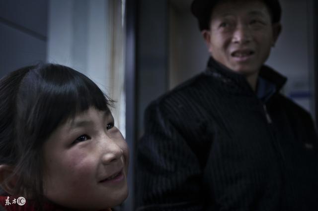 計程車主半夜拉到一對母女，女孩醒了卻一直哭著說要找媽媽