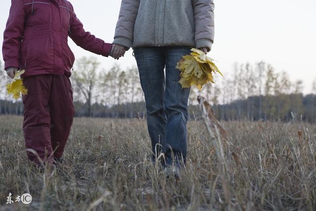 老母親帶回一傻女孩，直到老母親去世，才知傻女孩身份不一般