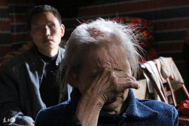 老母親帶回一傻女孩，直到老母親去世，才知傻女孩身份不一般