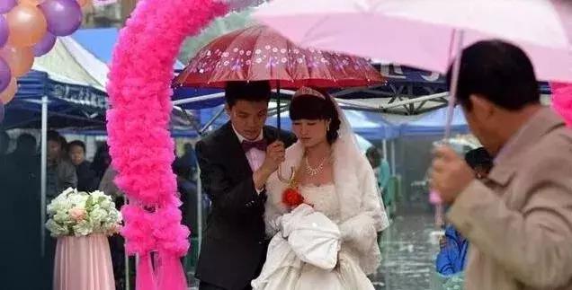 結婚後，母親從來不進我婆家門，知道原因後，我怒提離婚