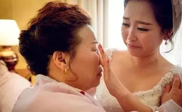 結婚後，母親從來不進我婆家門，知道原因後，我怒提離婚