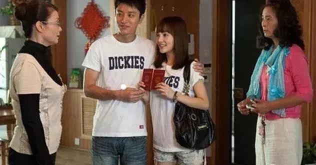 結婚後，母親從來不進我婆家門，知道原因後，我怒提離婚