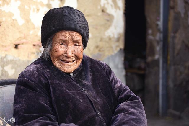 老母親去世只留給小兒子一雙鞋，兒媳生氣拿剪刀拆了，卻發現真相