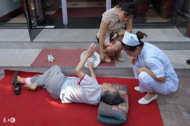 女孩去扶街邊暈倒老頭，姐妹拉著不讓，三天後女孩被人找上門