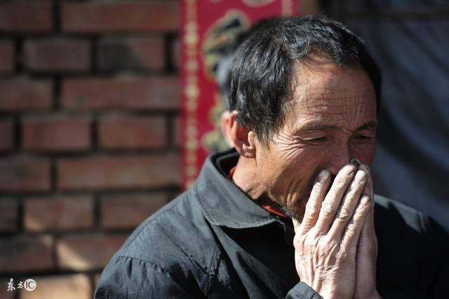 老父親來公司找兒子，兒子卻處處嫌棄，老闆出來卻含淚敬禮，傻了
